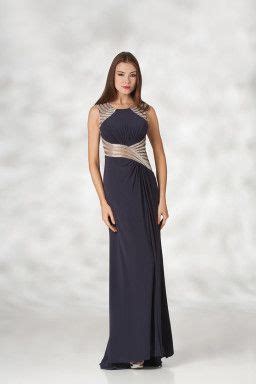 Welchen stil soll das kleid haben, schleier, schleppe, spitze oder doch viel tüll für das perfekte hochzeitskleid? Raffiniertes Abendkleid mit tiefem Rückendekolleté ...