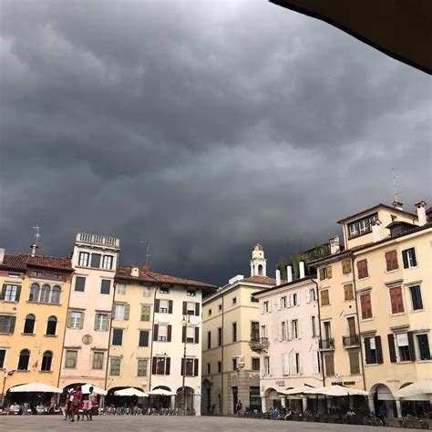 Codice giallo fino a martedì pomeriggio. Maltempo Friuli, violento temporale con grandine e forte ...