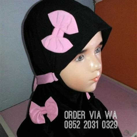 Ia memiringkan kepalanya ke kiri, menampakkan leher yang jenjang. Jilbab instan anak kain jersey dingin warna hitam dengan ...