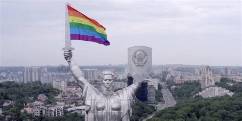 Eine regenbogenflagge ist auch als emoji verfügbar. Guerilla-Aktion in der Ukraine: Riesenstatue schwingt ...