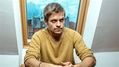 Spousta starých lidí sedí doma a dříve nebo později budou muset vyjít ven. Jiří Mádl o potížích při natáčení filmu Na střeše - iDNES.cz