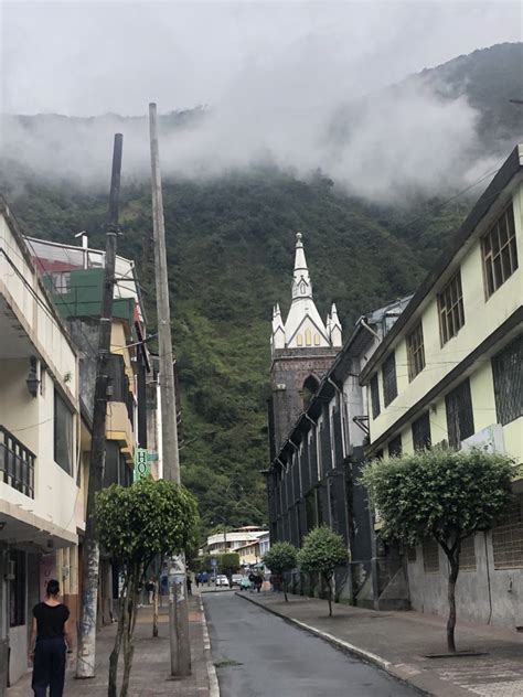 Puedes llegar desde baños de agua santa en bus por unos 25 céntimos, o en taxi por 1,5$. Banos de Agua Santa - Two Wise Nomads