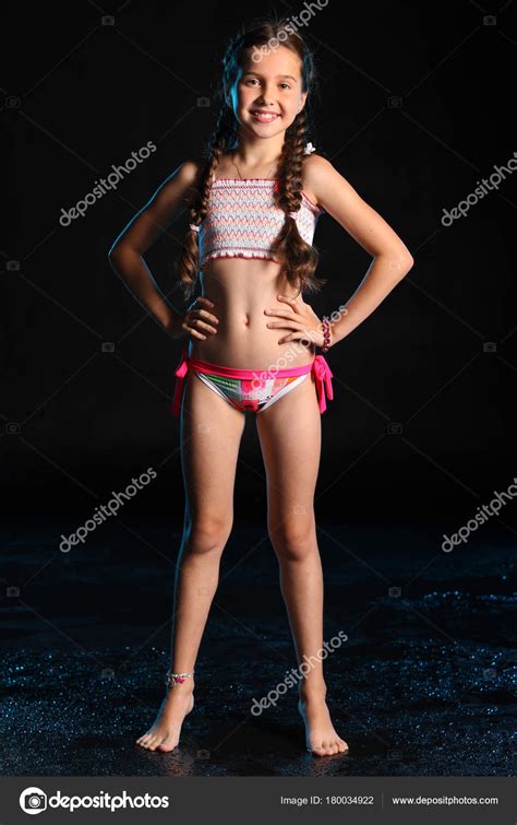 This recap of the netflix series young royals season 1, episode 6, contains significant spoilers. Felice Ragazza Adolescente Costume Bagno Trova Piedi Nudi ...