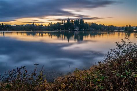 The city reflects a diverse economic base and culture. Capitol Lake sunrise : olympia