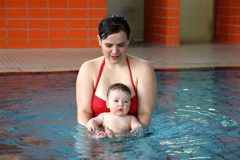 Babyschwimmen soll fit machen, zeigen verschiedene studien. Planschen mit den Kleinsten: Babyschwimmen in Stutensee ...