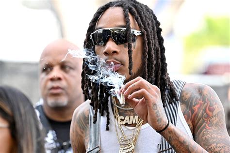 Khalifa concentrou sua atenção na internet para trazer a consciência de sua música, utilizando sites como o youtube, ustream, twitter e. Baixar A Música De Wiz Khalifa Feat Tyga / Chris Brown Ft ...