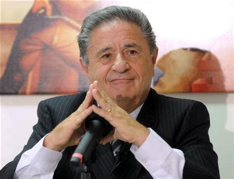 He was deposed during the 1976 argentine coup d'état, and elected again when democracy was restored in 1983. Eduardo Duhalde le pidió al Presidente que revea la ...