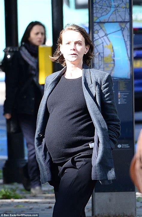 Carey hannah mulligan is a british actress. Carey Mulligan displays rounded bump on BBC drama set ...