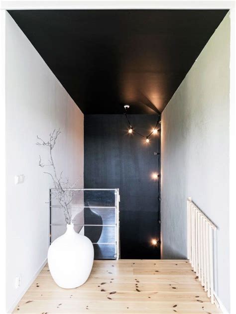 Modernes design im loftstil decke mit schwarzen balken das zimmer mit den grauen mauern decke metall leuchten die decke mit holzelementen stockfoto und mehr bilder von alt istock. Ein Holzhaus in schwarz-weiss in 2020 | Gedeckte farben ...