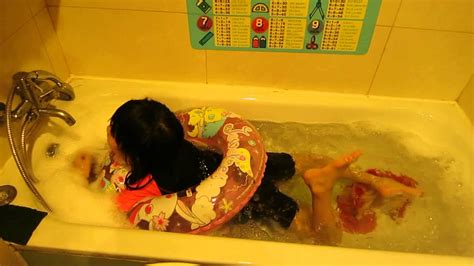 08:32 lisa ann masturbating in the bathtub 2124 views 87%. 130803 旱鴨子學遊水1)@浴缸 swimming in bathtub - YouTube