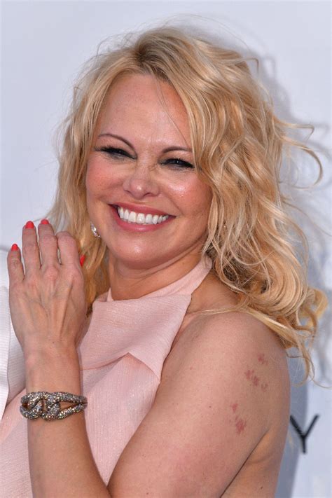 Pamela anderson) родилась в 1967 году, 1 июля в канаде, в местечке ледисмит. Pamela Anderson - amfAR Cannes Gala 2019 (more pics ...