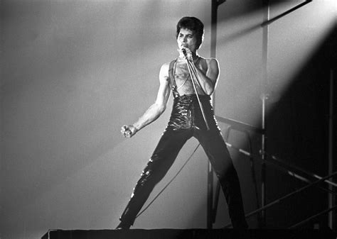 Freddie mercury war ein außergewöhnlicher und reizender mensch mit einem unglaublichen lebensweg von sansibar bis an die spitze der internationalen charts. Freddie Mercury: Tod des Queen-Sängers am 24. November ...