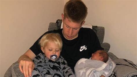 Ils ont été ravis du cadeau. L'adorable photo publiée par Kevin De Bruyne sur Instagram