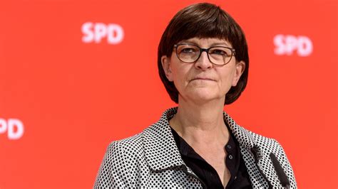 Die sozialdemokratische partei deutschlands (spd) ist eine deutsche volkspartei und die älteste parlamentarisch vertretene partei deutschlands. Leipzig: Beamter schwer verletzt - SPD-Chefin Esken stellt ...