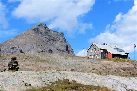 Sie liegt am kistenpass in den glarner alpen, südlich von linthal auf dem hochplateau mutten über dem namensgebenden muttsee auf 2501 m ü. Wanderung zum Muttsee | Braunwald