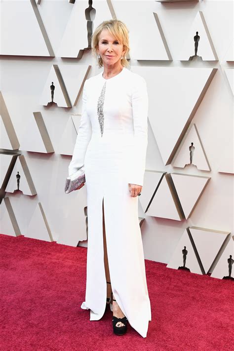 Und dafür haben sich die stars ordentlich in schale geworfen: Oscars 2019 - die Looks vom roten Teppich | Outfit, Roter ...