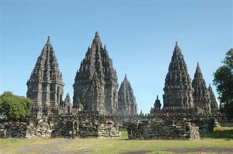 Candi prambanan terletak di jawa tengah dan dikenal. Candi Prambanan - Pariwisata (Tourism)