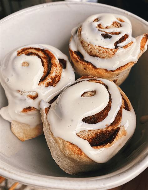 A swirl of soft dough, oozing with buttery brown sugar and cinnamon and thickly gobbled with cream cheese frosting. Cinnamon Rolls With Cream Cheese Icing Without Powdered ...