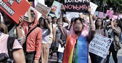 Kaum lgbt di malaysia dianggap tidak bermoral dan diperlakukan seperti penjahat tetapi ada pendapat dari kerajaan tidak bisa mendiskriminasikan kepada kaum lgbt di malaysia. "Hidup, Hidup. LGBT!" Dilaungkan di Dataran Merdeka ...