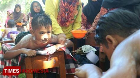 Cara mandi bunga untuk membangkitkan seri. Mengenal Ritual Buang Sial Sebelum Khitan Anak-Anak Kota ...