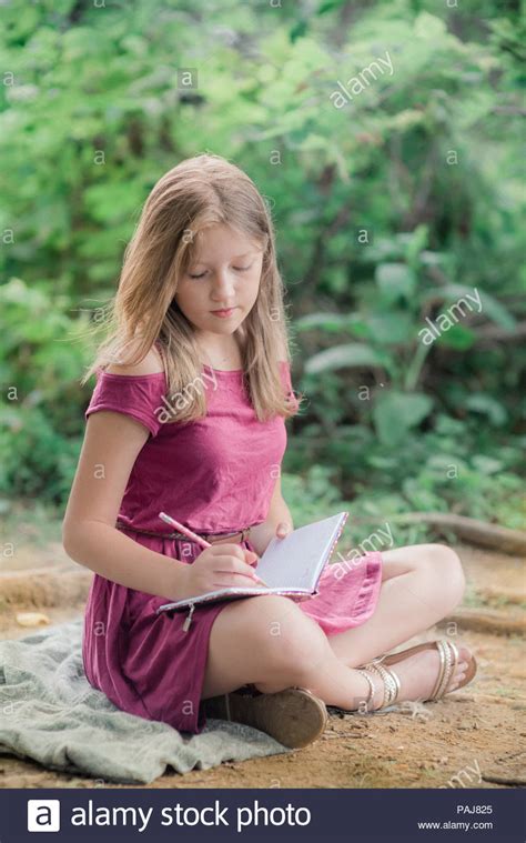 10 tips on how to go braless. Pre teen girl outdoors Stock Photo - Alamy