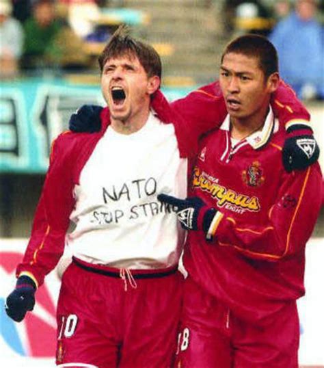 ストイコビッチ 超フェイントゴール 2000/1/1 dragan stojković /amazing feint goal. 「スポーツと政治は別」 - 想像力はベッドルームと路上から
