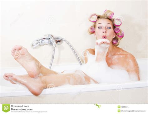 Viel spaß mit unserer riesigen kostenlosen pornosammlung. Woman With Curlers In Bathtub Stock Image - Image of ...