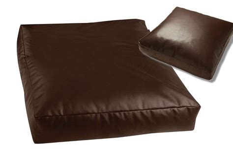 I cuscini da divano sono utilissimi per tutti coloro che necessitano di un supporto per la schiena o per star seduti. Cuscini in pelle per divani Calia Maddalena