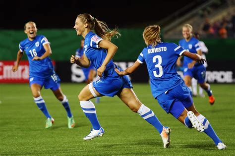 Encontre imagens de futebol feminino. Nada de "futebol feminino": na Finlândia, agora é só futebol