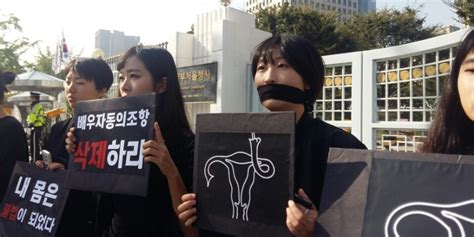 저는 사진 찍는 것을 좋아합니다. 20대 페미니스트들은 검은 옷을 입고 "내 자궁은 나의 것"이라고 ...