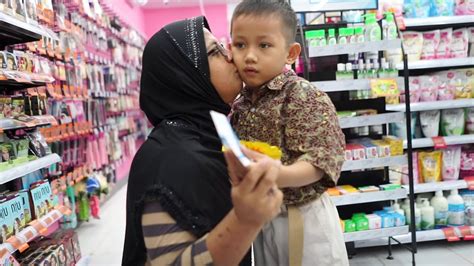 Seorang ibu adalah teman pertamaku, teman terbaikku, walau apapun yang terjadi… DAN+DAN Store : Hari Ibu Perumnas 2019 - YouTube