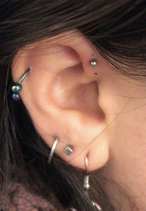 Info about the helix piercing, and how to change the jewelry :) nothing in this video is sponsored, unless i note otherwise. earpiercing in 2020 | Helix piercing, Hammered hoop ...