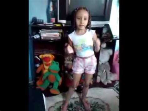 Menina de 5 anos arrasa dançando pesadão. menina de 6 anos dançando ai se eu te pego - YouTube