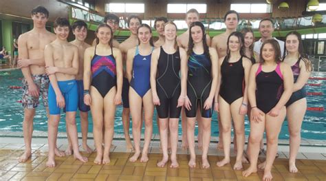 Unsere schulsanitäterinnen sind auch beim sportturnier fleißig im einsatz und stets bereit! schwimm mädchenmädchen schwimmen bikini