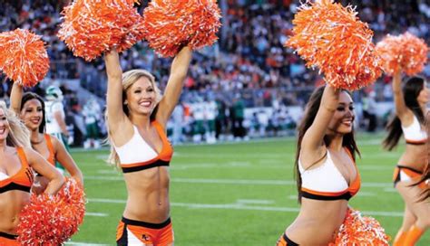 Vous le reconnaissez sans doute comme notre propre missile humain, en plus d'être meneur de jeu hors pair. Register for 2012 Felions Dance Team auditions! - BC Lions