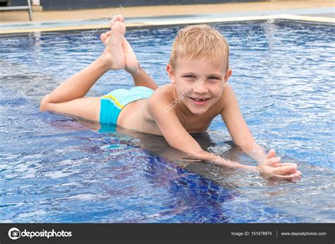 Camp trinity offers a traditional day camp experience for all children ages 3 to 14 years. Junge, Schwimmen und spielen in einem pool — Stockfoto ...