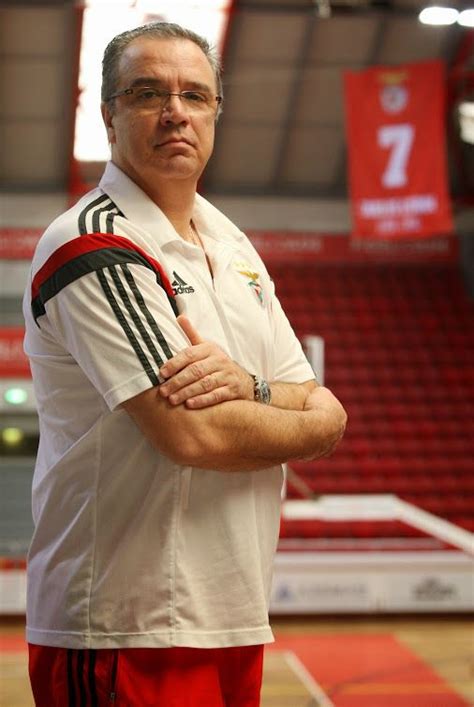 Com os objectivos do sport lisboa e benfica e, ainda, aos seus conhecimentos técnicos, o benfica propôs a carlos. Carlos Lisboa | Andebol, Sport lisboa e benfica, Atletismo