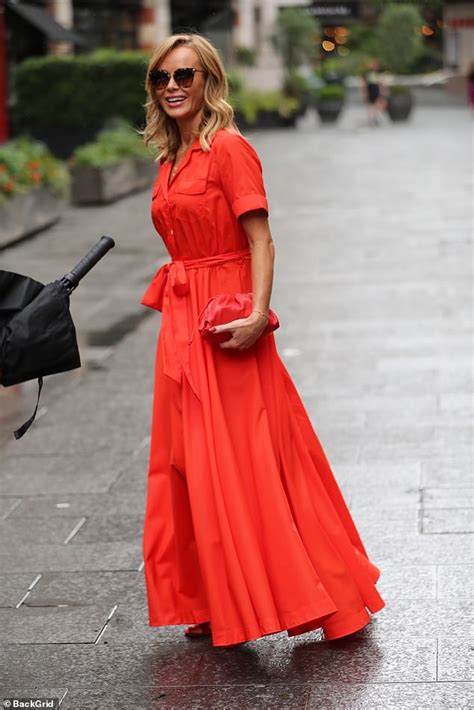 Amanda holden got caught in the wind as she flaunted her senational figure in a pink dress in london today. Amanda Holden sieht sensationell in einem roten maxi-Kleid ...