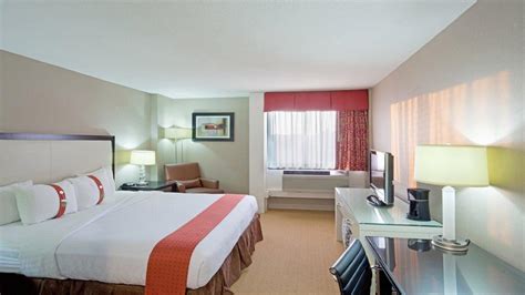 There is a desk staff that is available all day and night. Holiday Inn Hotel and Suites Marlborough en Chelmsford ...