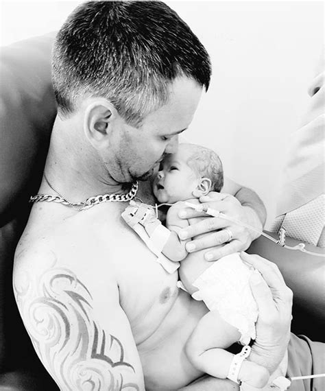 Szívszaggató fotó: felesége halála után újszülött kislányát dajkálja az ...