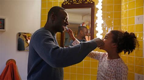 Samuel (omar sy) nunca foi de ter muitas responsabilidades. Uma Familia de Dois Resenha do Filme - O que tem na ...