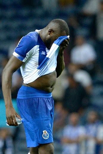 The player was also given a yellow card by the referee as he walked toward the tunnel. Imagem polémica: barriga de Marega considerada ...