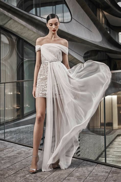 L'abito da sposa lei è di una semplicità assoluta ma con dei piccoli dettagli che donano a questo abito una forte personalità. 1001 + Idee per Abiti da sposa corti - i trend del 2019