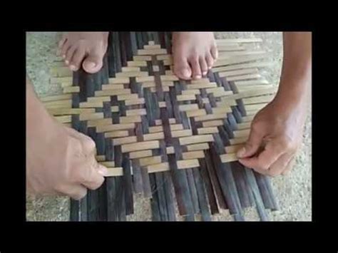 Batik merupakan kain bergambar yang dibuat secara khusus dengan menuliskan. Cara membuat anyaman motif batik (kelarai bunga api) - YouTube