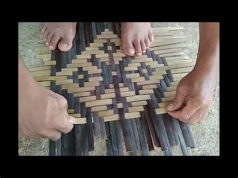 Kota cimahi memiliki 5 motif batik asli, diantaranya adalah motif anyaman bambu, lereng kujang, daun singkong, curug cimahi, dan pusdik. Cara membuat anyaman motif batik (kelarai bunga api) - YouTube