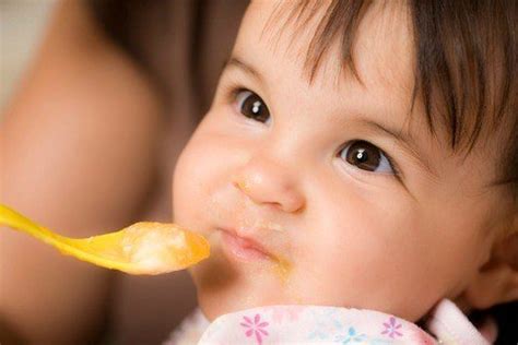 Setelah usia bayi di atas usia 6 bulan, ia perlu diberikan makanan bayi atau mendapatkan asi dan mpasi secara bersamaan. Memberi Makanan Bayi Sebelum 6 Bulan Bisa Berbahaya ...