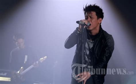 Minggu, 18 oktober 2020 13:04 wib. Chord Gitar Lagu Separuh Aku - NOAH, Kunci Gitar Mudah ...