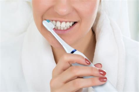 Y nos ayuda a limpiar los dientes y las encías de forma eficaz. ¿Qué Es Un Cepillo Dental Sónico? - Philips Sonicare ...