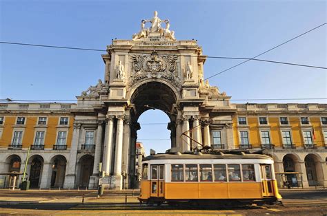 De stad ligt in het centraal westelijke deel van het land op de oevers van de rivier de taag niet ver van de atlantische oceaan vandaan. Portugal - Lissabon feiert das Festival Out Jazz