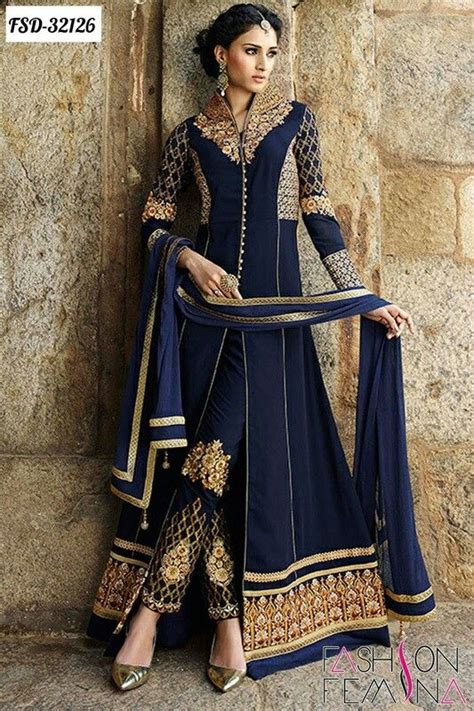 Mariage indou la mariée de la robe, aux accessoires, au sac à main, aux bijoux, le tout la robe et les bijoux doivent avoir beaucoup d'éclat et de brillants. Épinglé par Nusaiba Ahmed sur Women clothing | Tenue ...